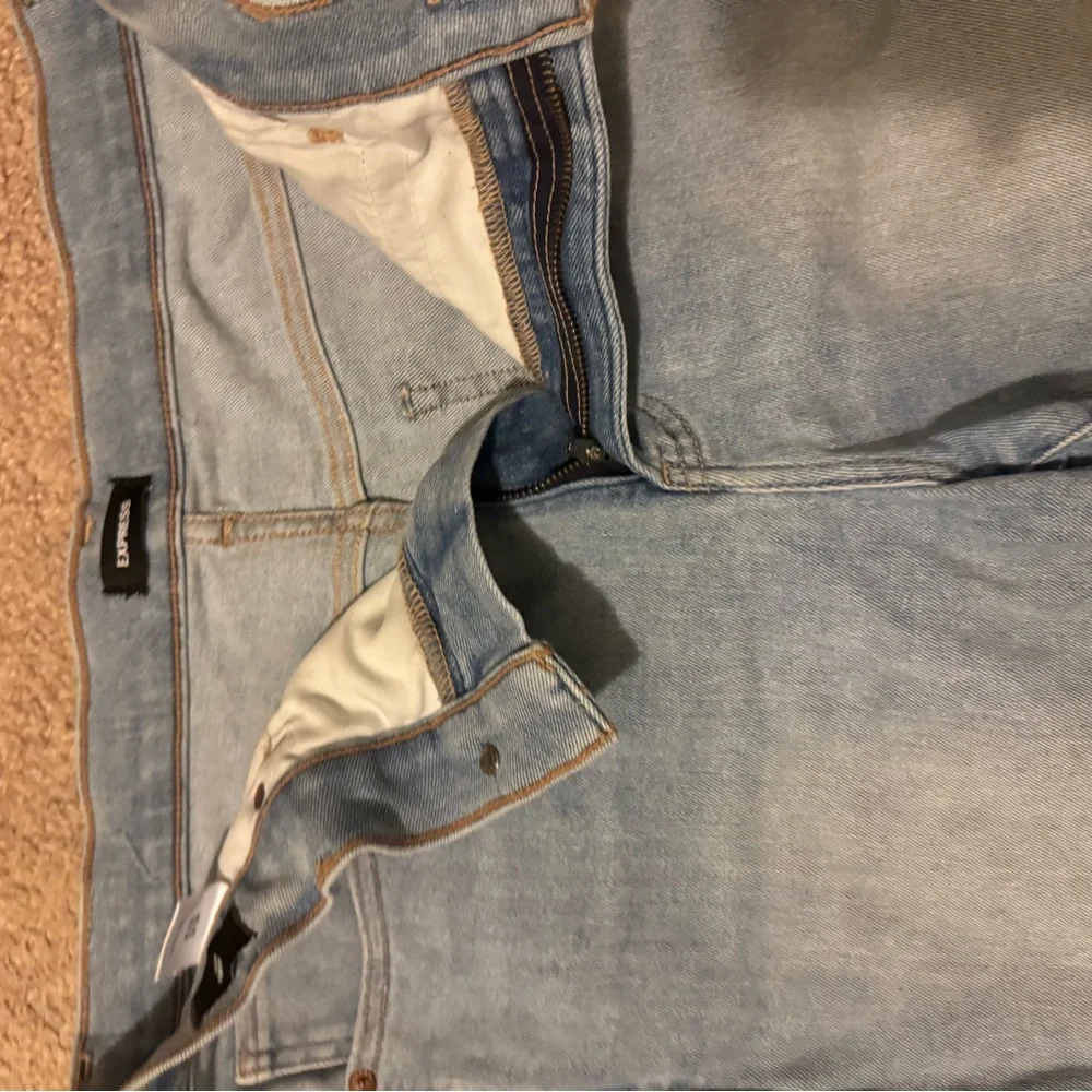 Express HIGH WAISTED LIGHT WASH RIPPED SKINNY JEANS - Picture 3 of 3